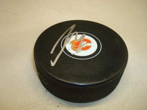 Джони Годро подписа хокей шайба Калгари Флеймс с автограф 1А - за Миене на НХЛ с автограф